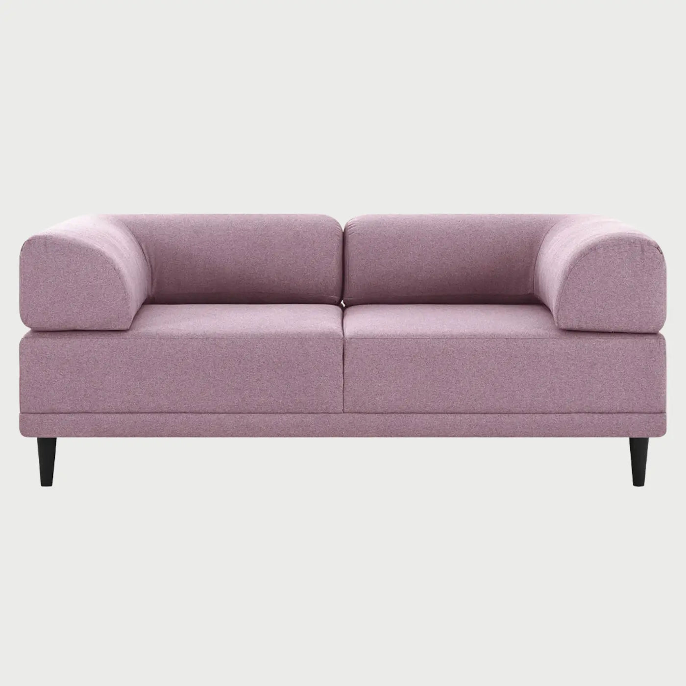Sofá Santa Cecilia GAIA de 2 cuerpos en tela color rosa pastel con patas de madera claras y estética nórdica.