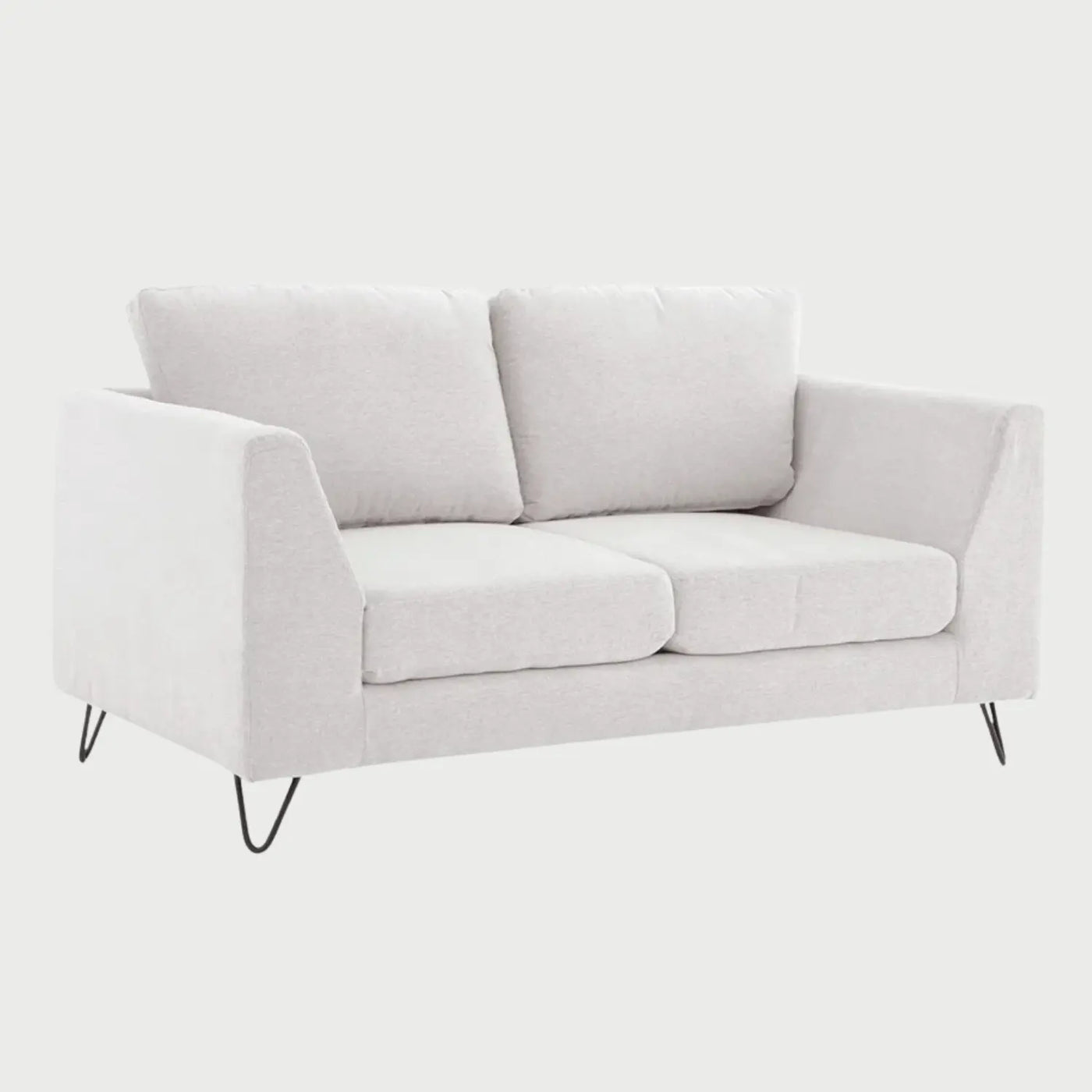 Vista de perfil del sofá de dos cuerpos Yoco GAIA en tela blanca, mostrando la inclinación de los brazos hacia afuera y el diseño de las patas de horquilla metálicas negras.