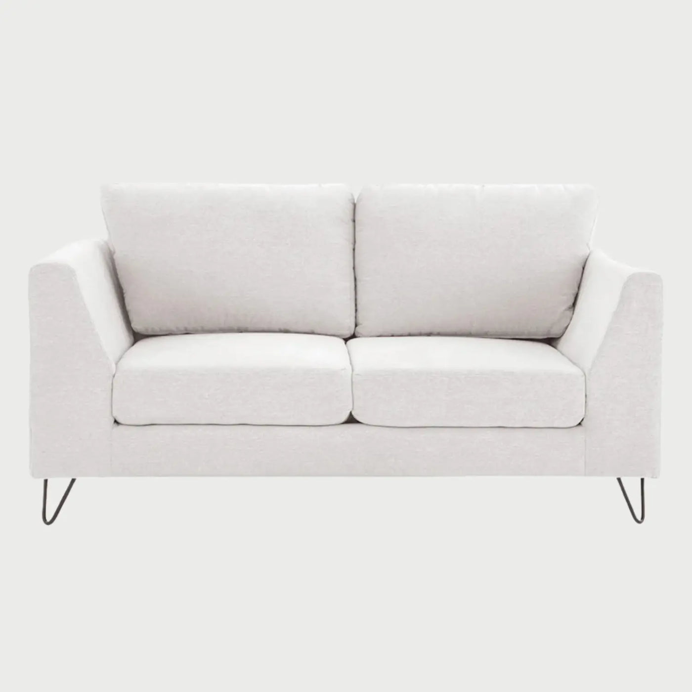 Sofá de dos cuerpos Yoco GAIA tapizado en tela blanca con patas de horquilla metálicas en color negro y brazos angulados.