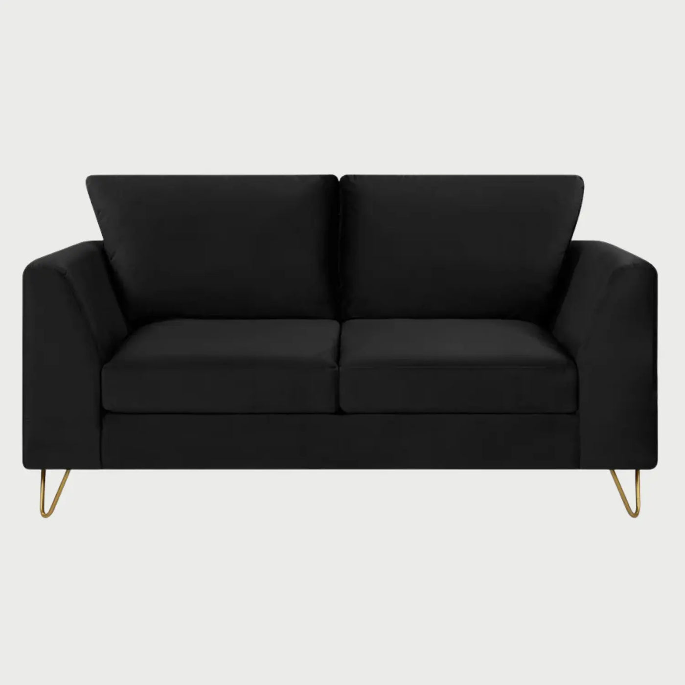 Sofá de dos cuerpos Yoco GAIA en terciopelo negro con patas de horquilla doradas y silueta de líneas limpias.