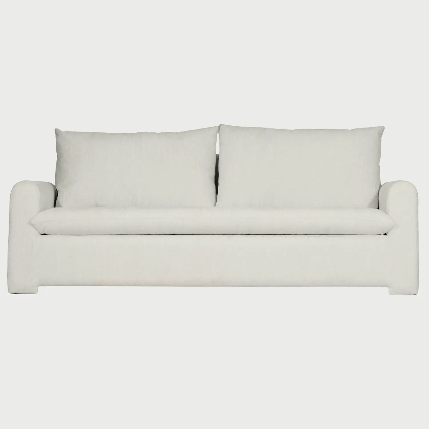 Sofá de tres cuerpos Ani GAIA tapizado en tela blanca con cojines de respaldo y asiento sobredimensionados vista frontal.