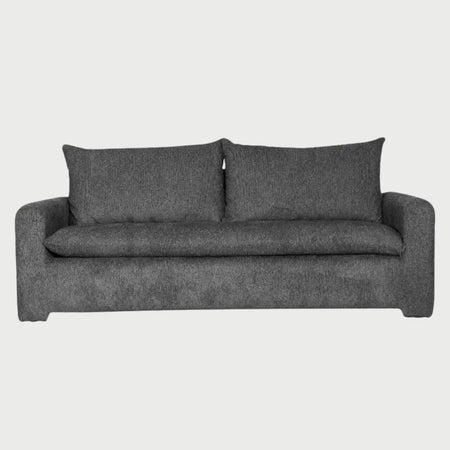 Sofá de tres cuerpos Ani GAIA tapizado en tela color gris con diseño de perfil bajo y acolchado profundo vista de frente.