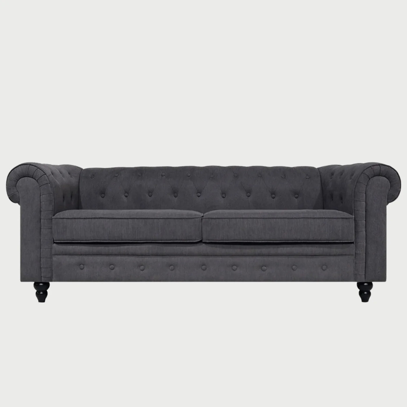 Sofá Bogar de 3 cuerpos estilo Chesterfield en color gris oscuro, vista frontal directa.