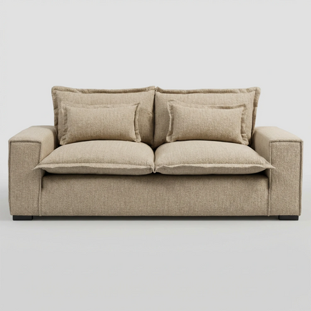 Vista frontal del sofá Emilia de tres cuerpos en color blanco, destacando su apariencia luminosa y el volumen envolvente de sus cojines de respaldo y asiento.