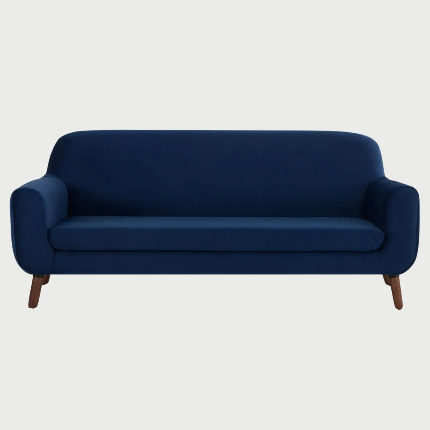 Sofá de tres cuerpos Jitotol GAIA tapizado en terciopelo azul con diseño de respaldo bajo continuo, brazos redondeados y patas de madera color nogal.