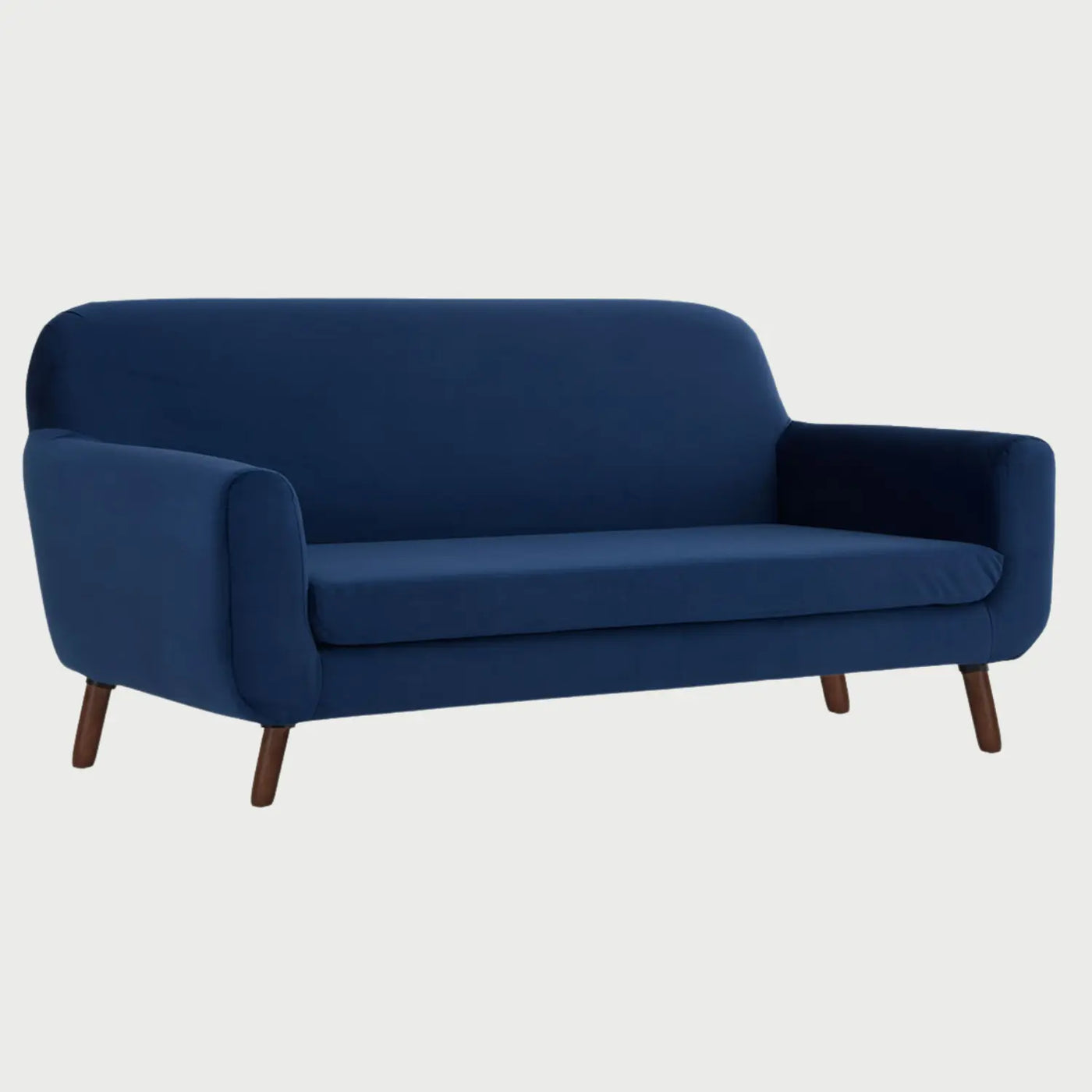 Vista lateral en ángulo del sofá de tres cuerpos Jitotol GAIA en terciopelo azul, mostrando la curva fluida que une el respaldo con los brazos y la inclinación de las patas de madera color nogal.