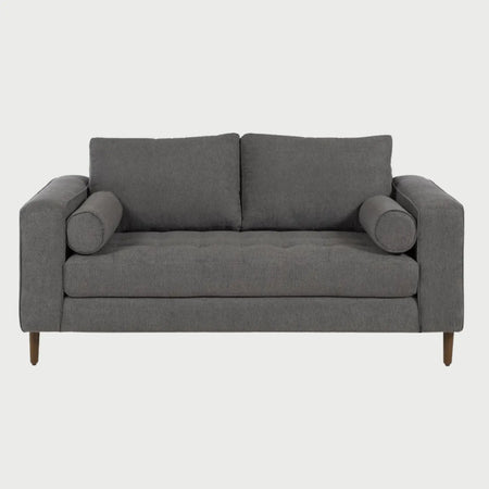 Sofá de tres cuerpos Landero GAIA tapizado en tela gris con diseño de líneas rectas, detalles de botones en el asiento y cojines tipo bolster.