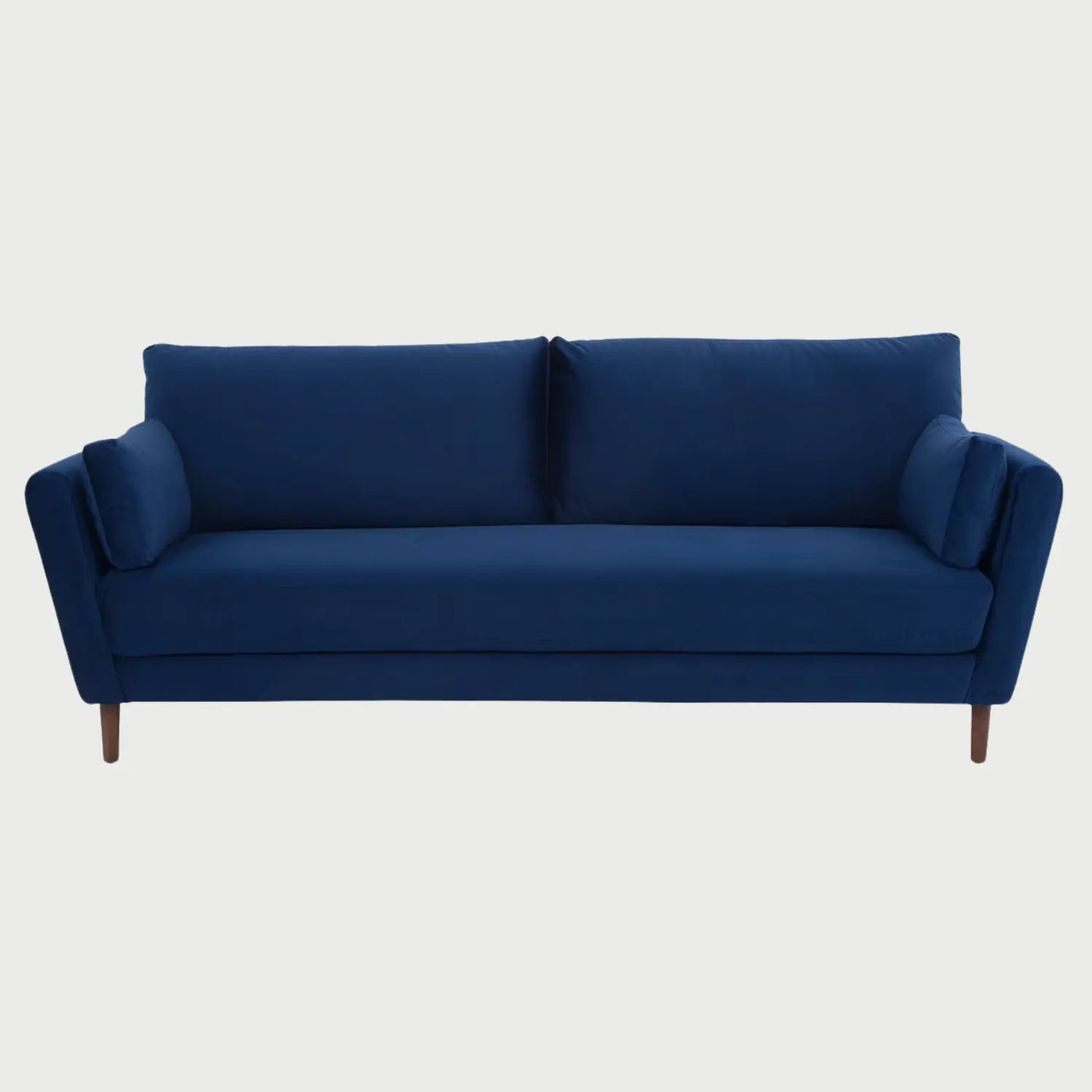 Vista frontal del sofá Levanto GAIA de tres cuerpos en tela azul profundo, con cojines de respaldo de gran formato, cojines laterales rectangulares y patas de madera en acabado nogal oscuro.