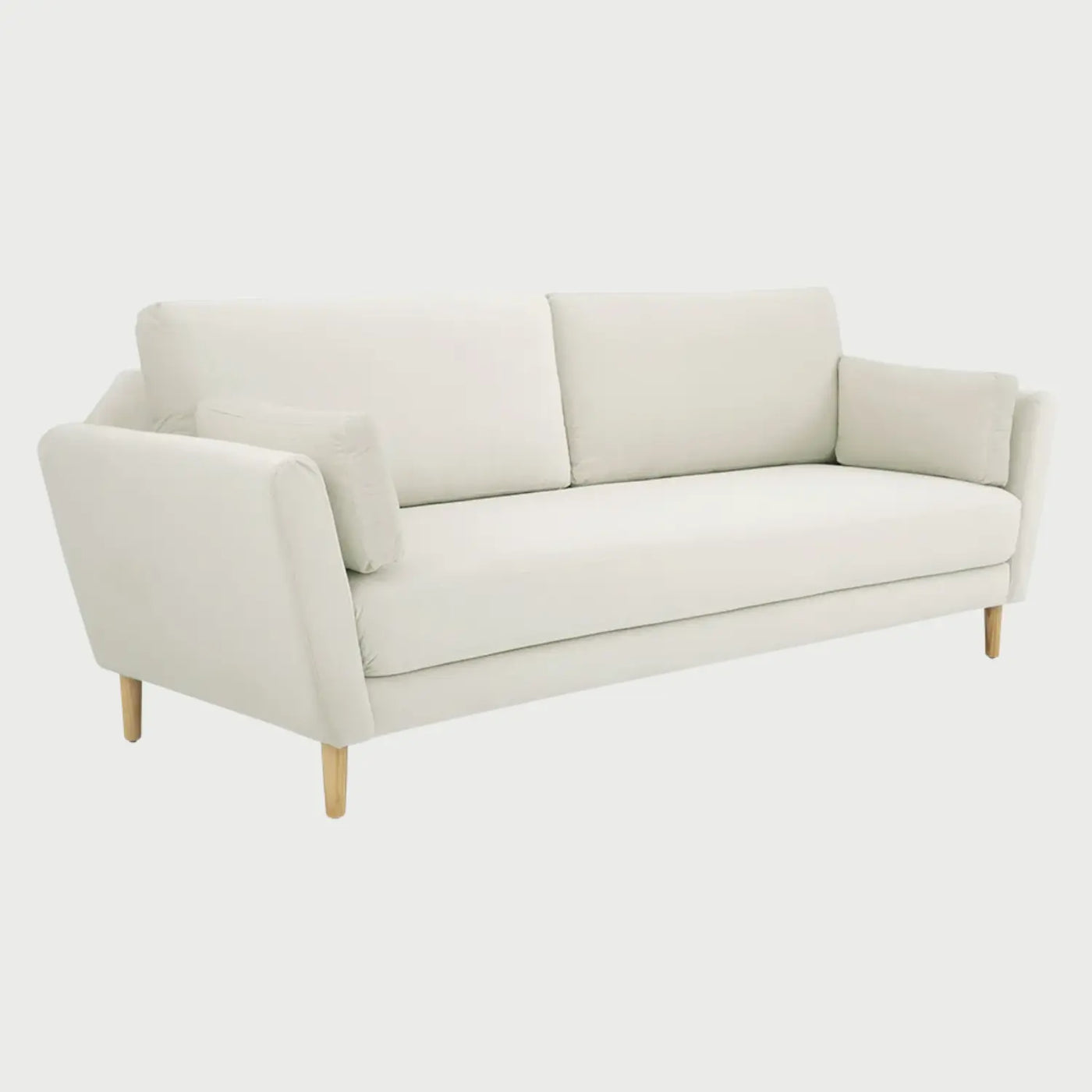 Vista lateral del sofá Levanto blanco, resaltando la inclinación hacia afuera de los descansabrazos y el diseño cónico de las patas de madera de encino que aportan un estilo escandinavo.