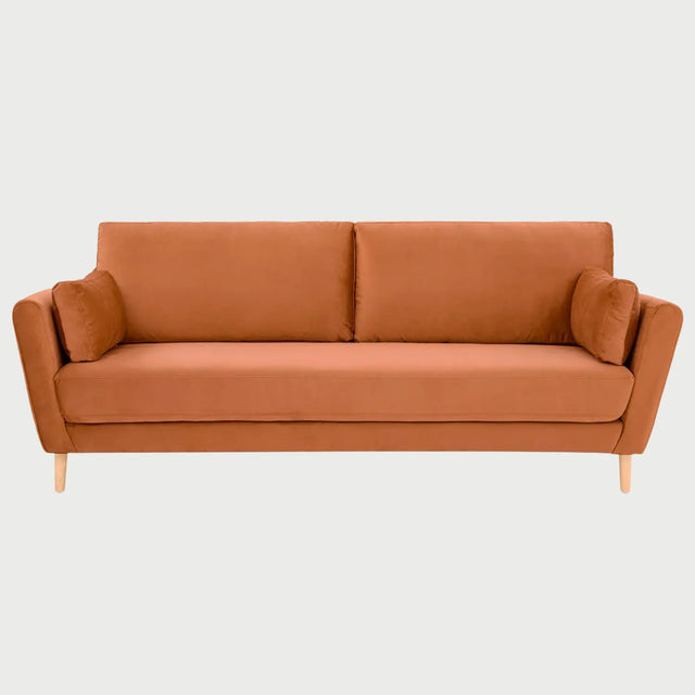 Vista frontal del sofá Levanto de tres cuerpos en color café, resaltando el contraste entre el tapizado oscuro y la claridad de las patas de madera en acabado encino.