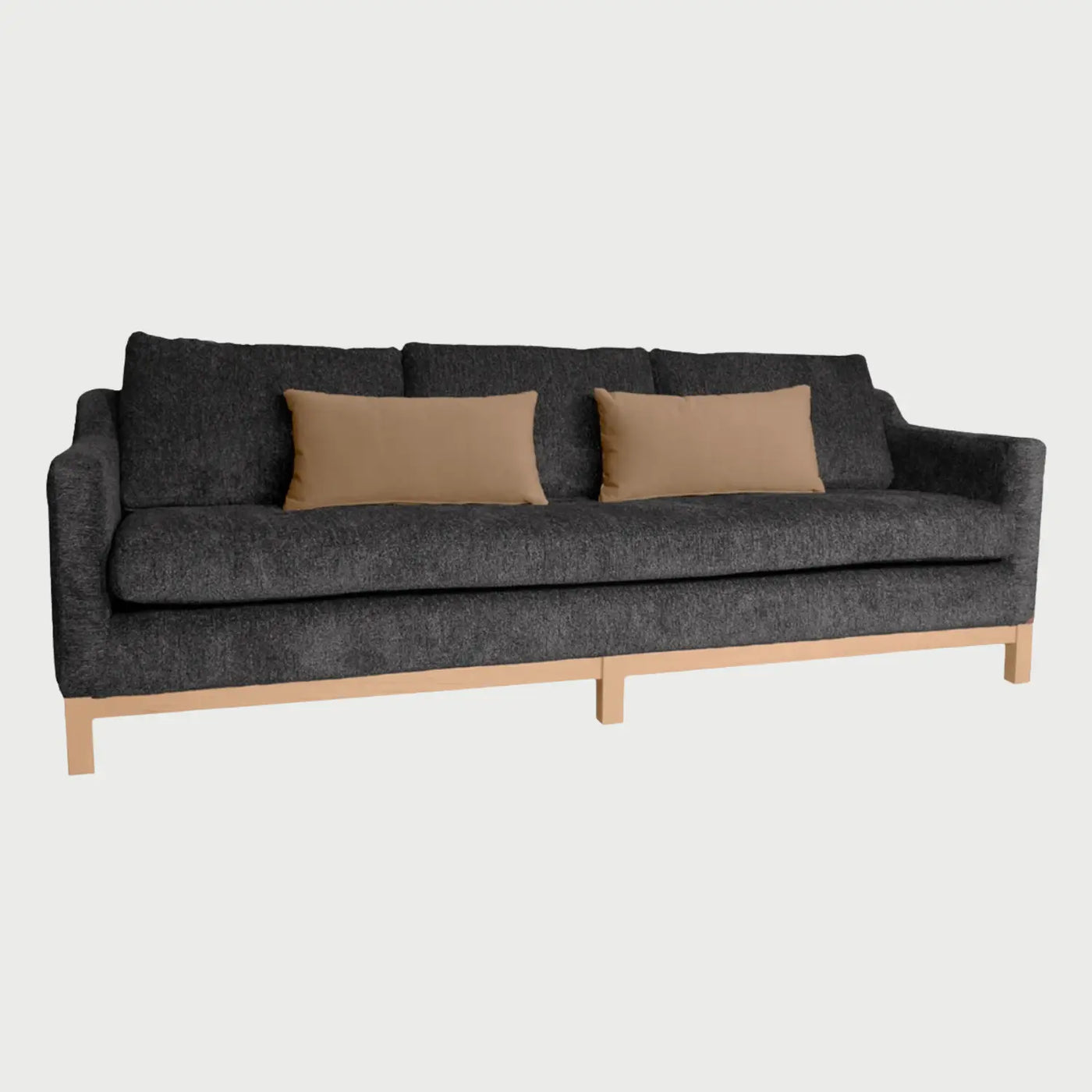 Vista lateral del sofá Mar de tres cuerpos en gris, resaltando la estructura de los descansabrazos que se curvan sutilmente hacia el respaldo y la base de madera que recorre todo el largo del mueble.