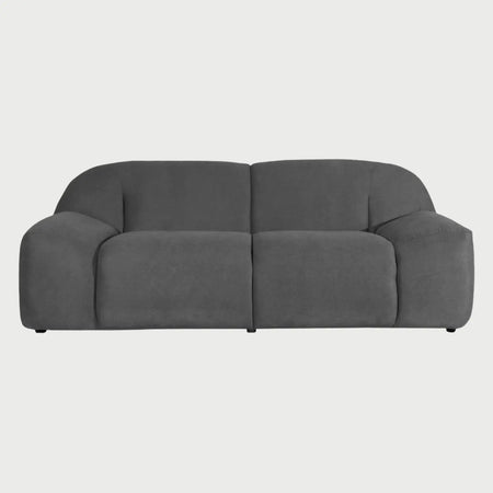 Vista frontal del sofá Marcus de tres cuerpos en gris oscuro, resaltando la textura densa del tapizado y su diseño modular de gran escala.