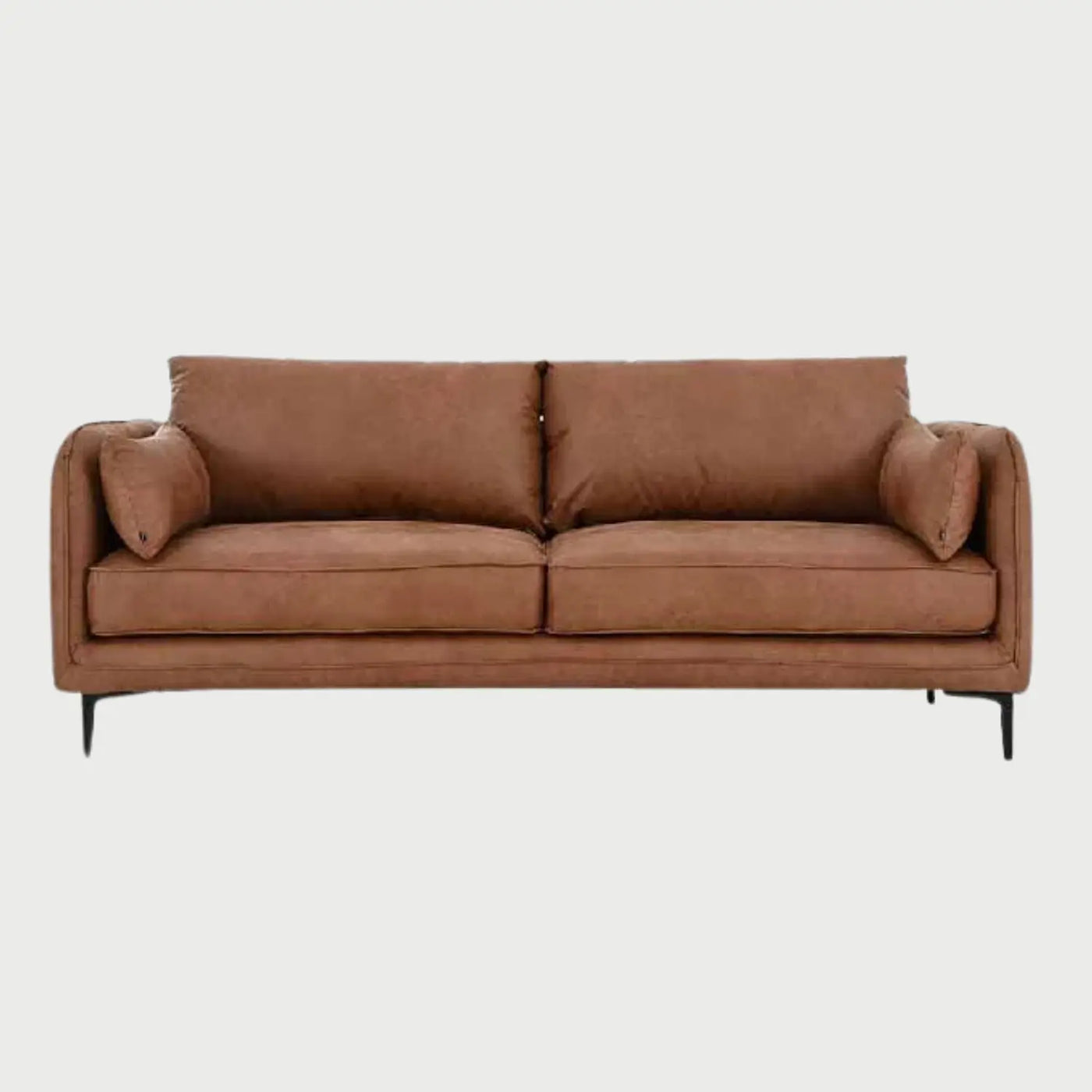 Vista frontal del sofá Marina de tres cuerpos en color café, destacando su silueta robusta y acogedora con cojines de asiento profundos y acabados textiles de alta calidad.