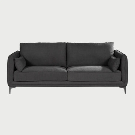 Vista frontal del sofá Marina de tres cuerpos en gris oscuro, mostrando la elegancia de su tono profundo y su estructura moderna de bajo perfil.