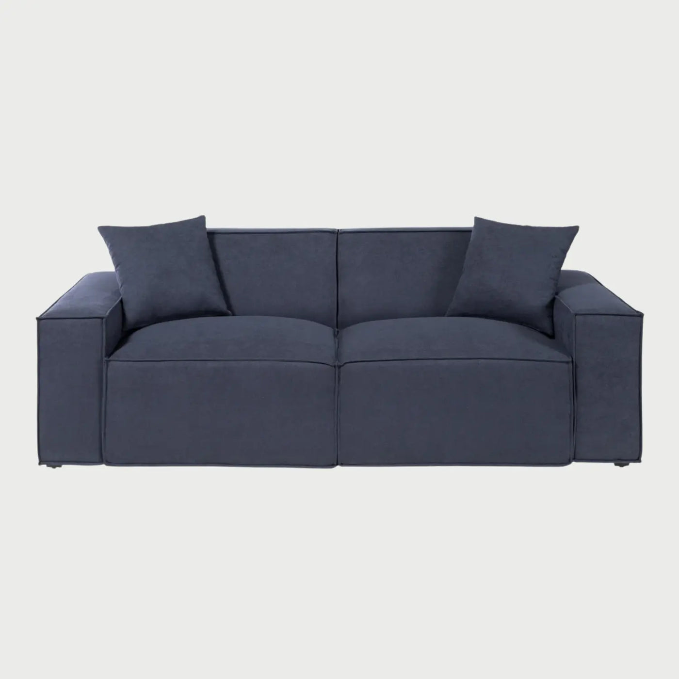 Vista frontal del sofá Otto GAIA de tres cuerpos en tela azul, con un diseño modular LINEAs rectas, dos grandes cojines de asiento y respaldo con costuras de pestaña acentuadas, y dos cojines decorativos cuadrados a juego.