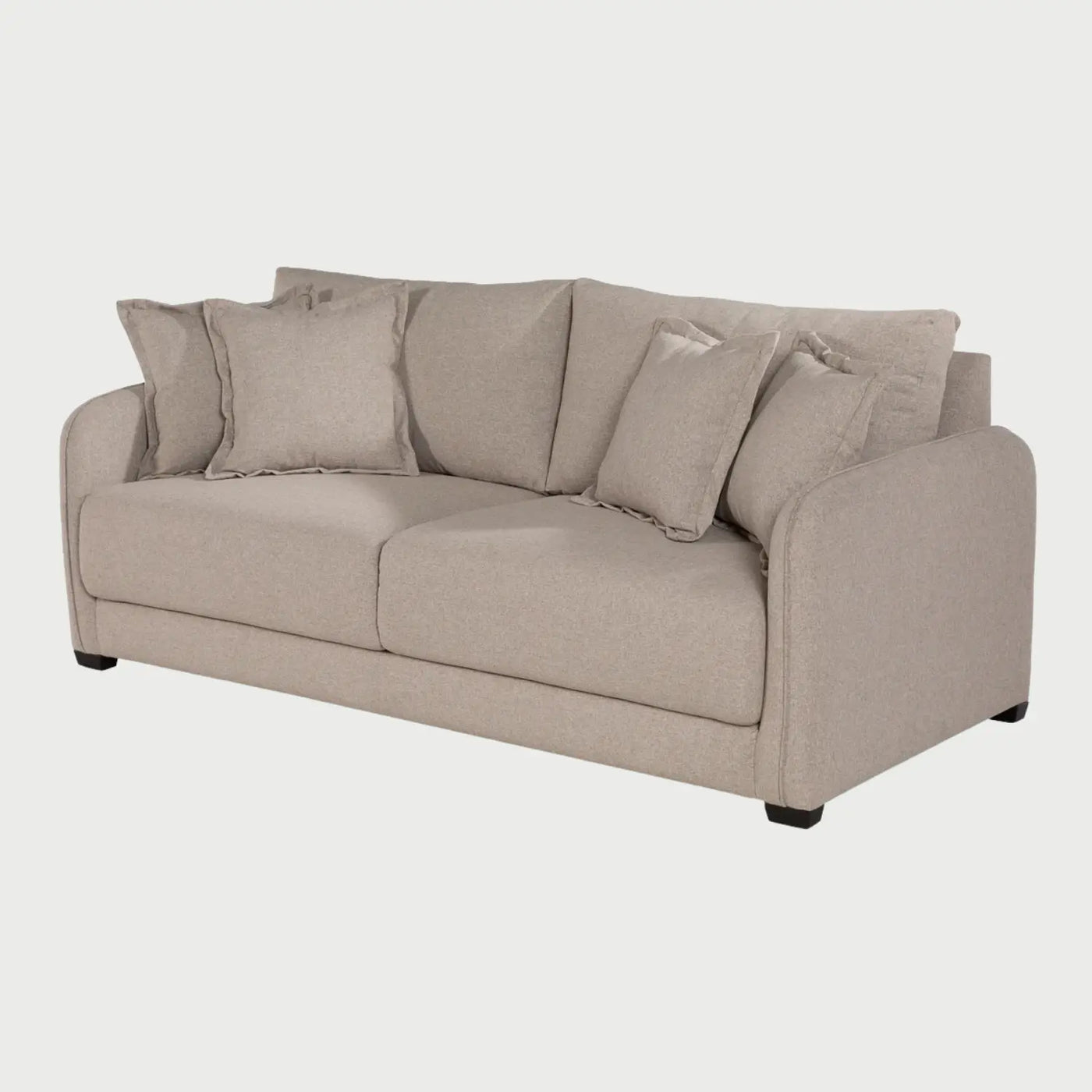 Vista lateral del sofá Paolo beige de tres cuerpos, resaltando el diseño curvo de los descansabrazos y la profundidad del acolchado que asegura una experiencia de descanso envolvente.