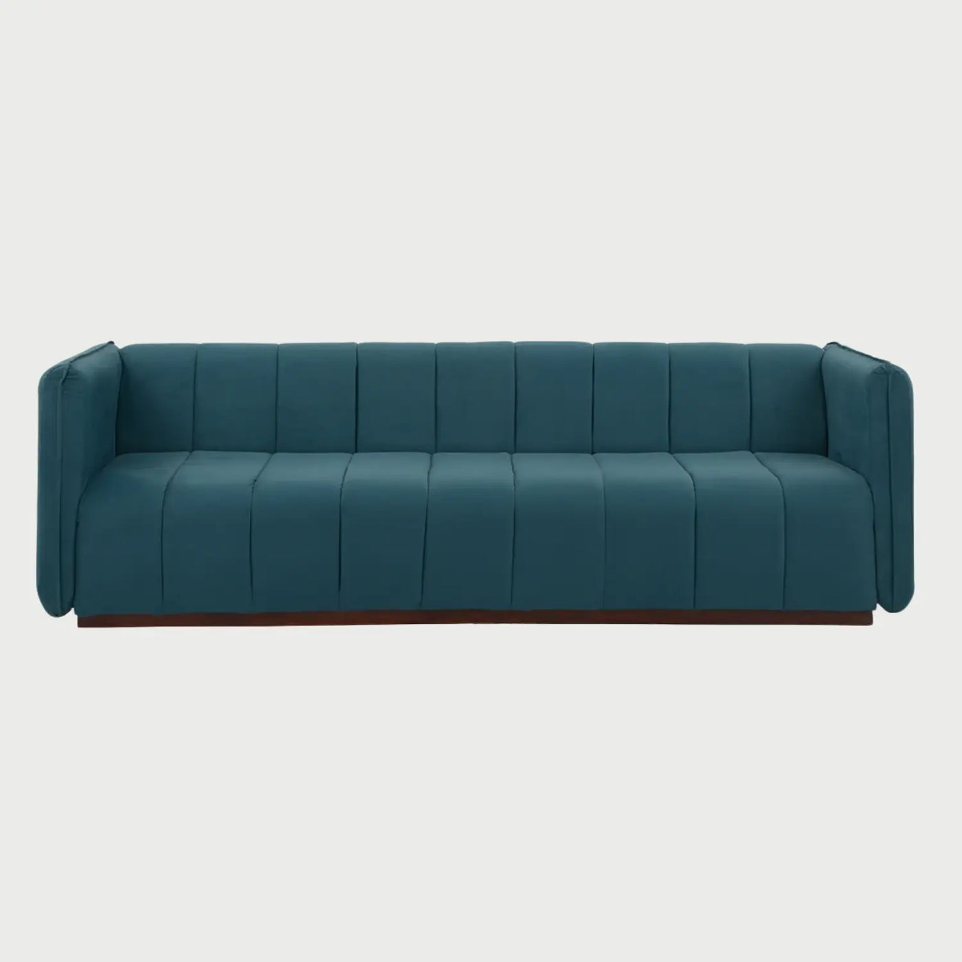 Vista frontal del sofá Porfirio de tres cuerpos en color verde bosque, mostrando su silueta arquitectónica y la calidez de su base de madera en una combinación de inspiración orgánica.