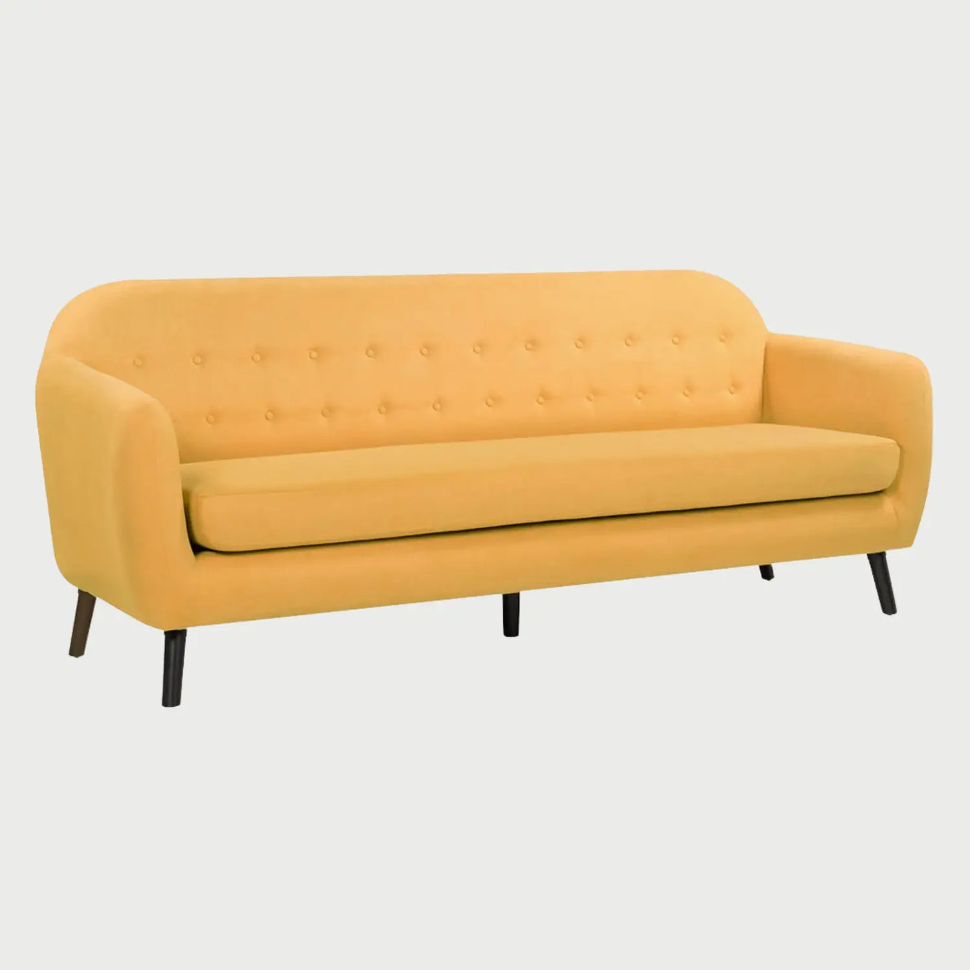 Vista lateral del sofá San Blas amarillo, resaltando la silueta curva de los descansabrazos que se integran con el respaldo y la inclinación de las patas que acentúan su estilo Mid-century moderno.