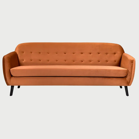 Vista frontal del sofá San Blas de tres cuerpos en color naranja, mostrando una pieza de acento audaz con terminaciones retro y un soporte ergonómico superior.