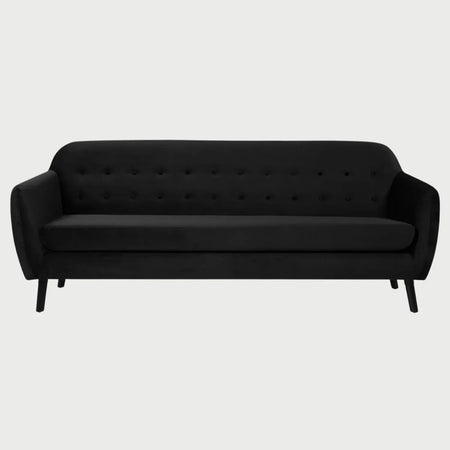 Vista frontal del sofá San Blas de tres cuerpos en color negro, destacando la sofisticación de sus líneas curvas y el detalle de capitoneado uniforme en el respaldo.