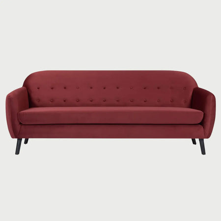 Vista frontal del sofá San Blas de tres cuerpos en color rojo, ideal como punto focal por su color intenso y su diseño clásico renovado con patas de madera inclinadas.