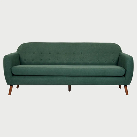 Vista frontal del sofá San Blas de tres cuerpos en color verde, mostrando un equilibrio visual entre el tono del tapizado y el acabado oscuro de las patas de madera.