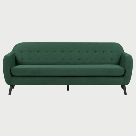 Vista frontal del sofá San Blas de tres cuerpos en color verde, resaltando su estética de inspiración orgánica y la suavidad del textil de alta calidad.