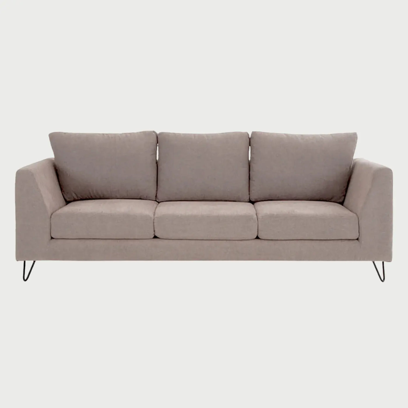 Vista frontal del sofá Yoco de tres cuerpos en tela beige, mostrando un diseño equilibrado y acogedor con un soporte estructural oscuro y elegante.