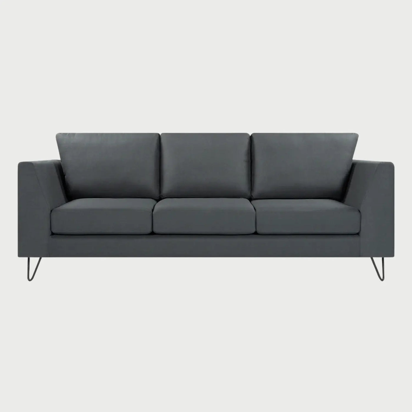 Vista frontal del sofá Yoco de tres cuerpos en color gris oscuro, resaltando el contraste entre el tapizado profundo y las estilizadas patas metálicas negras.