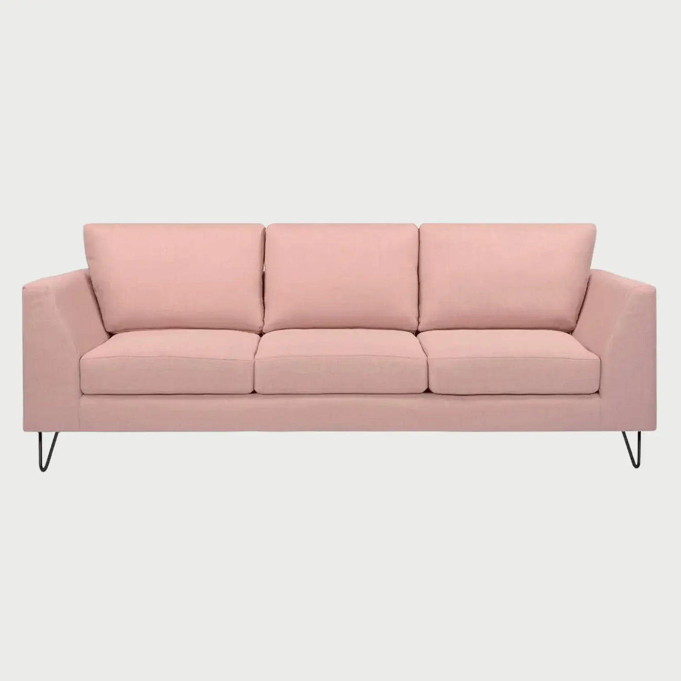 Vista frontal del sofá Yoco de tres cuerpos en color rosa, mostrando una estética contemporánea y suave con cojines mullidos y estructura de soporte minimalista.