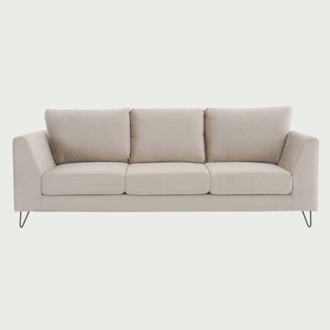 Vista frontal del sofá Yoco de tres plazas tapizado en terciopelo blanco, con tres cojines de respaldo y tres de asiento definidos, elevado sobre estilizadas patas metálicas negras de diseño tipo horquilla.