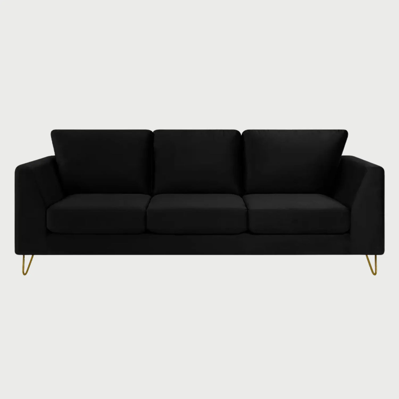 Vista frontal del sofá Yoco de tres cuerpos en terciopelo negro, destacando la elegancia del tono oscuro con el reflejo suave del terciopelo y patas metálicas negras.