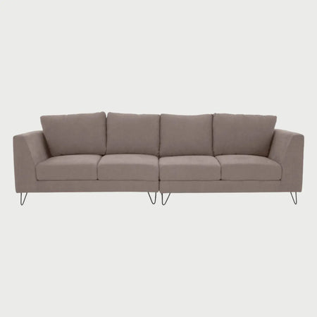 Vista frontal del sofá Yoco de cuatro plazas en color beige, resaltando la armonía visual entre el tapizado neutro y el acabado nogal de sus patas.