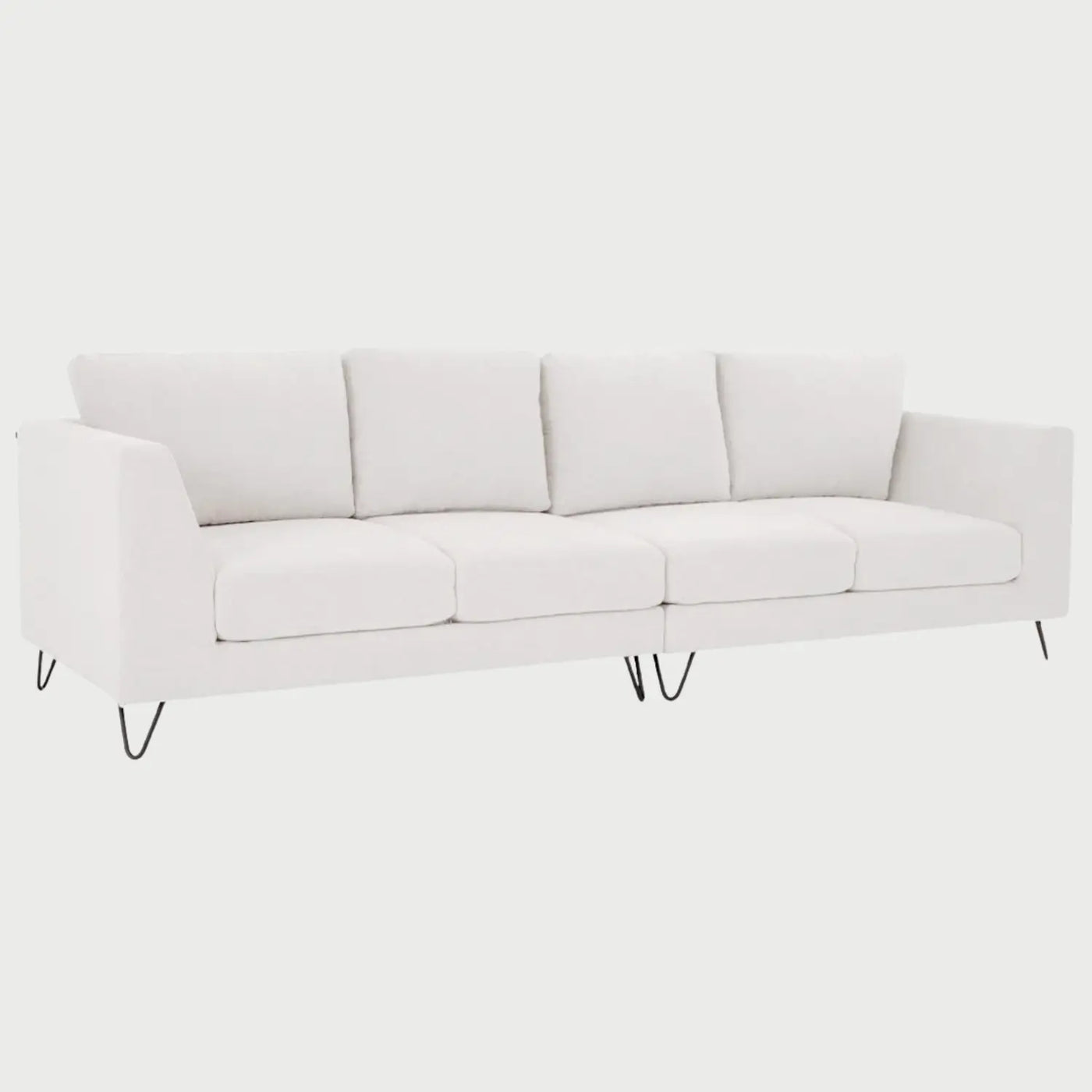 Vista lateral del sofá Yoco de cuatro cuerpos en color blanco, resaltando el diseño recto de sus descansabrazos y la robustez de su estructura extendida soportada por patas de madera oscura.