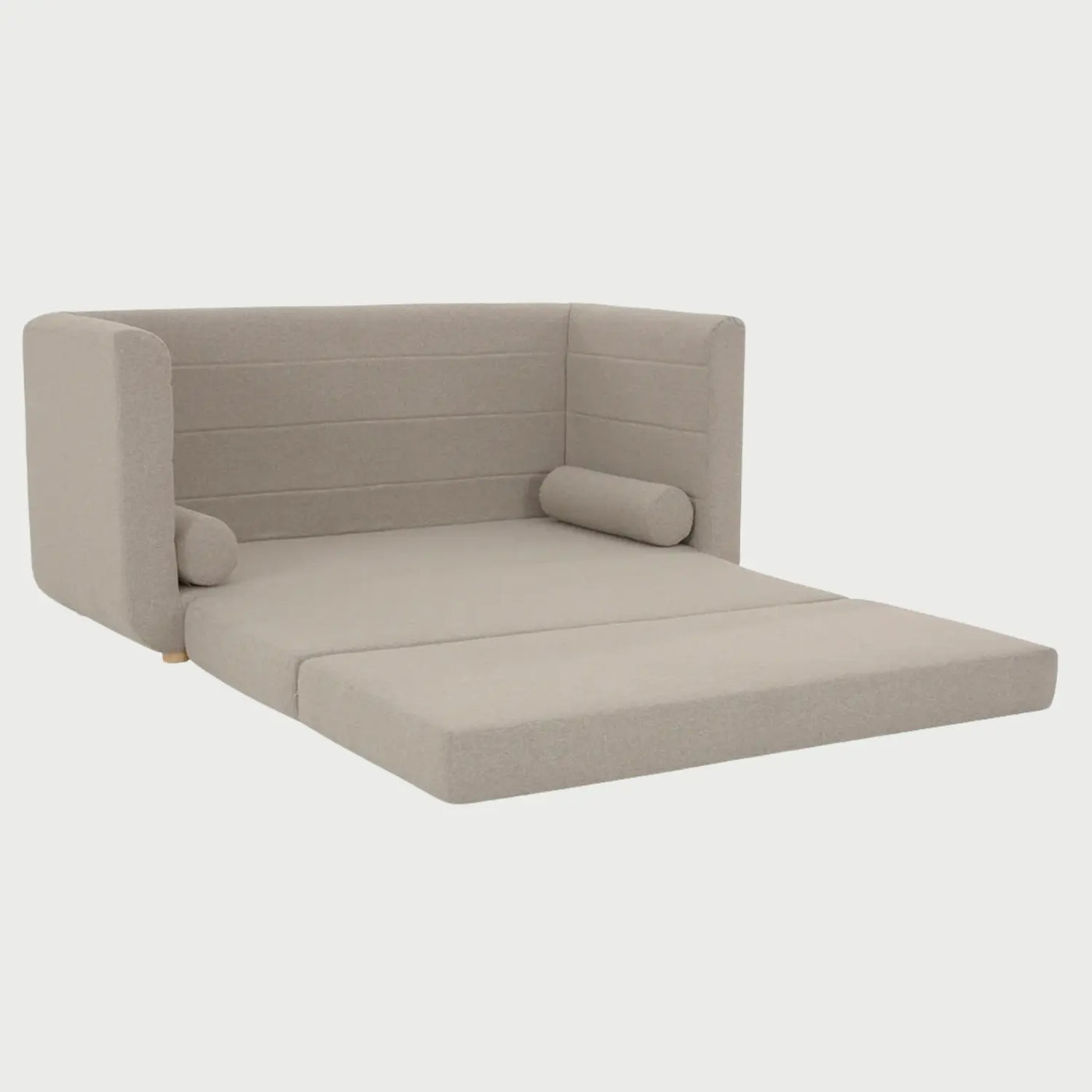 Vista lateral del sofá cama Basil amarillo, resaltando el perfil redondeado de sus brazos y la estructura compacta que optimiza el espacio sin perder profundidad de asiento.