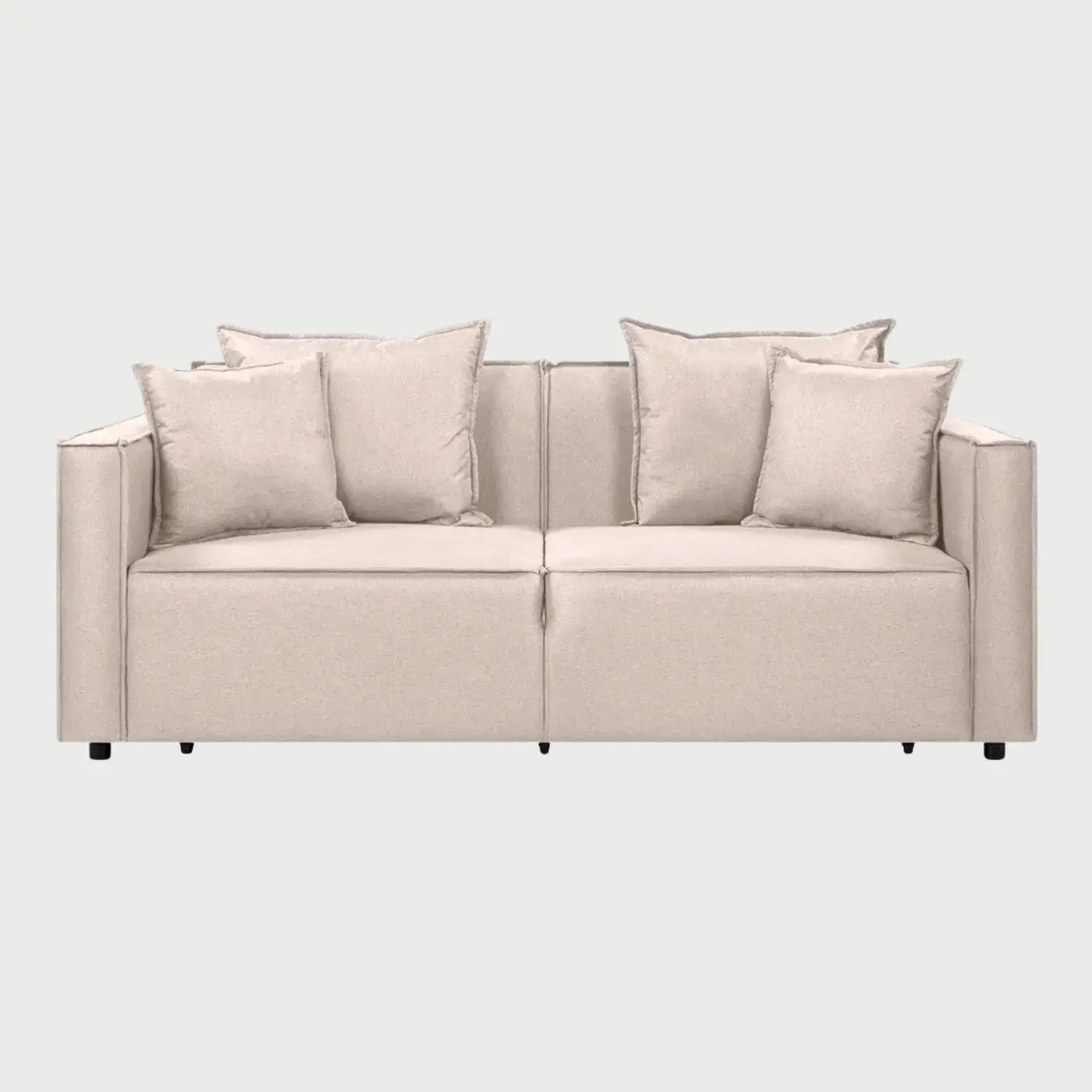 Vista frontal del sofá cama Teuhtli de GAIA en color beige, con un diseño robusto de dos plazas, cojines de respaldo integrados y cuatro cojines decorativos cuadrados a juego sobre patas cortas oscuras.