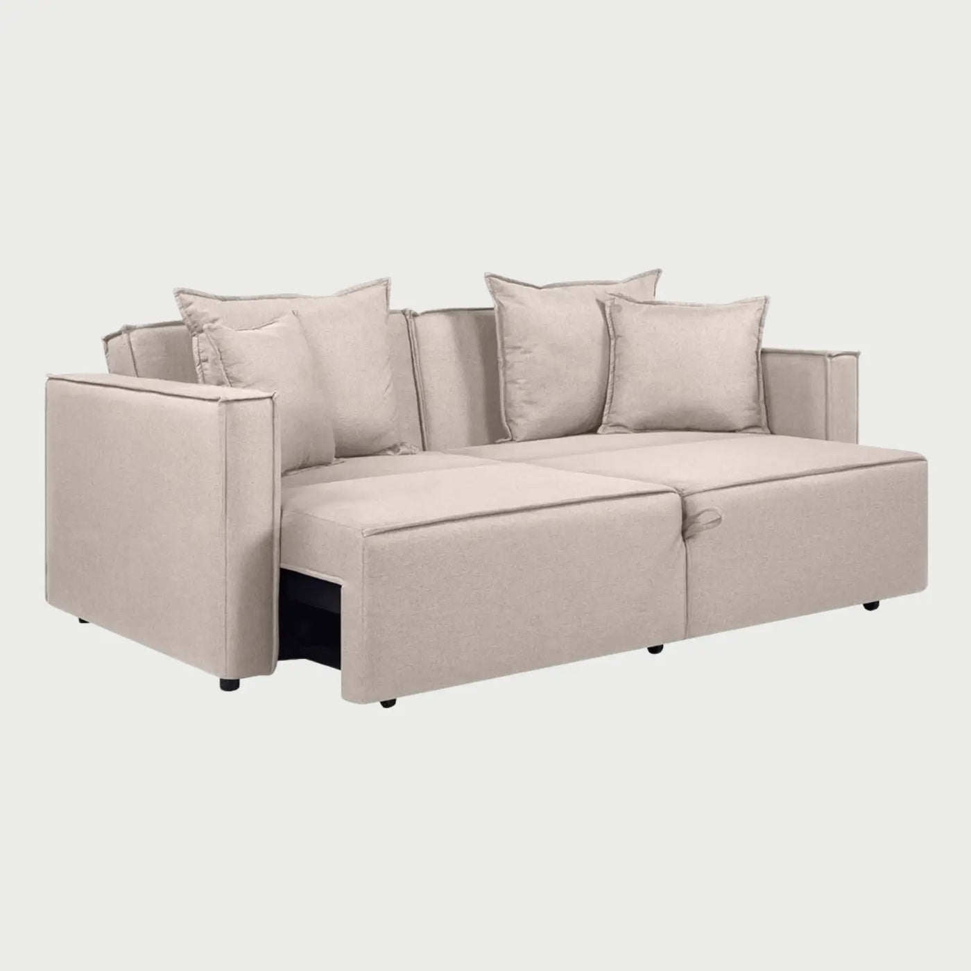 Vista lateral del sofá cama Teuhtli beige, mostrando la profundidad de su estructura acolchada y los brazos rectos de grosor medio que aportan soporte y estabilidad.