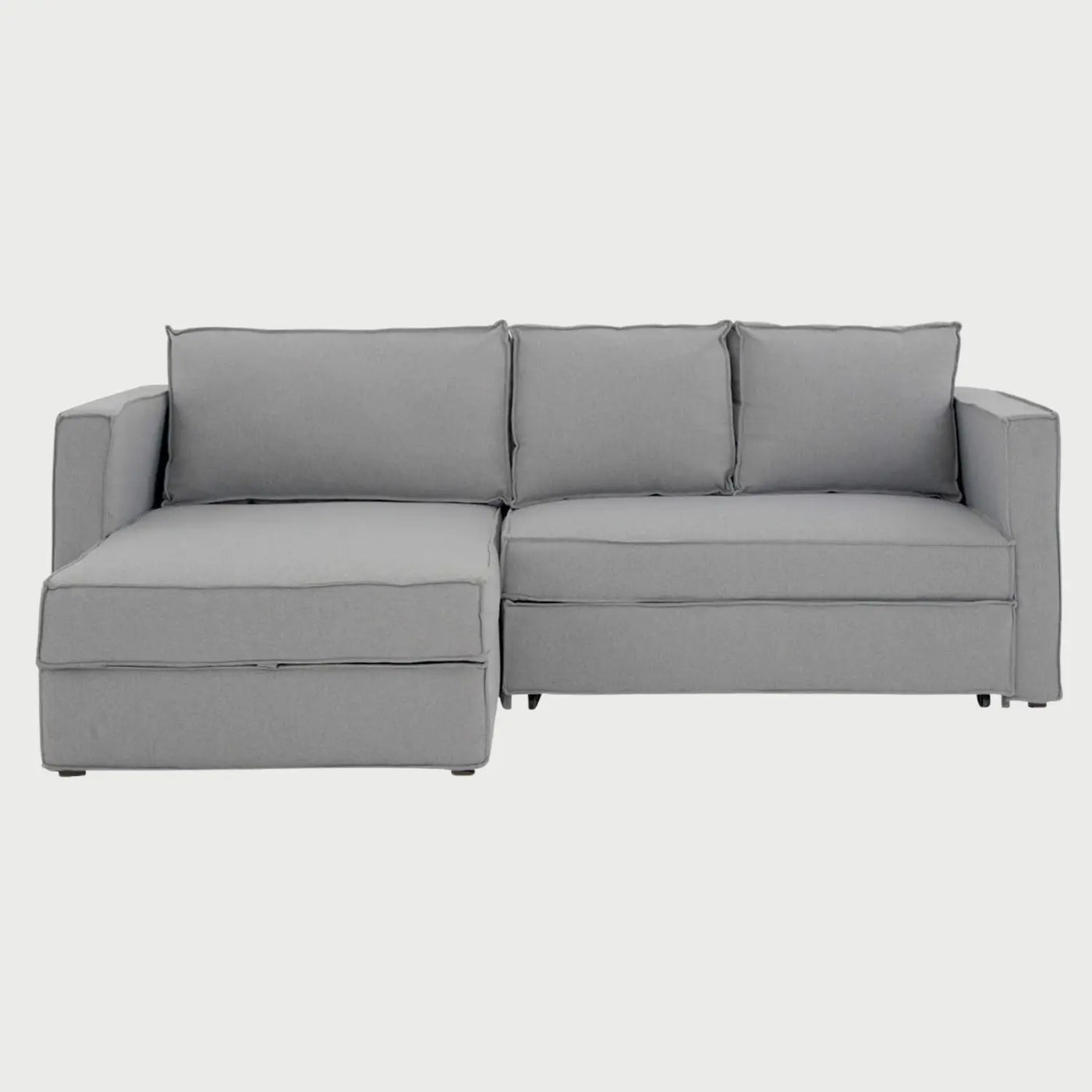 Vista frontal del sofá cama Yamanik en color gris claro, resaltando su estética moderna, brazos rectos y la amplitud de su superficie de descanso.