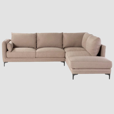 Sofá esquinero Marina GAIA con banca derecha de 3 cuerpos tapizado en tela color beige crema