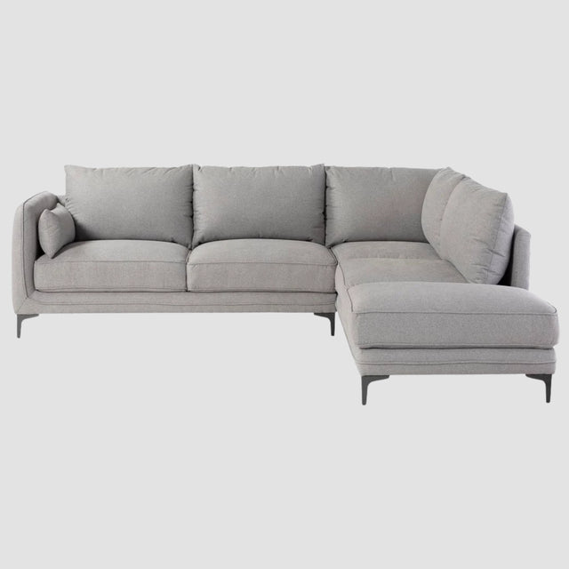Sofá esquinero Marina GAIA con banca derecha de 3 cuerpos tapizado en tela color gris claro minimalista
