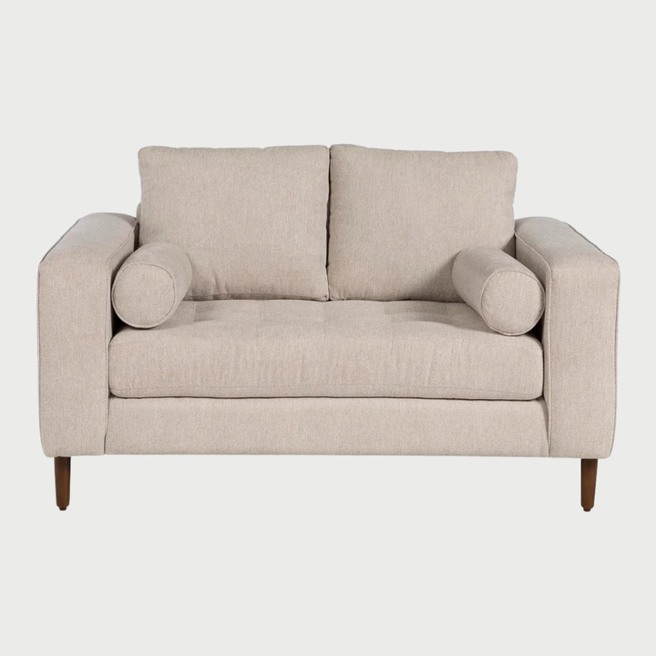 Sofá de 2 cuerpos Landero con tapizado claro, cojines de respaldo y brazos cilíndricos, ideal para cualquier espacio residencial.