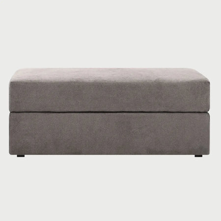 Vista frontal del taburete Amil en color beige, aportando una sensación de calidez y luminosidad gracias a su tono neutro y textura acogedora.