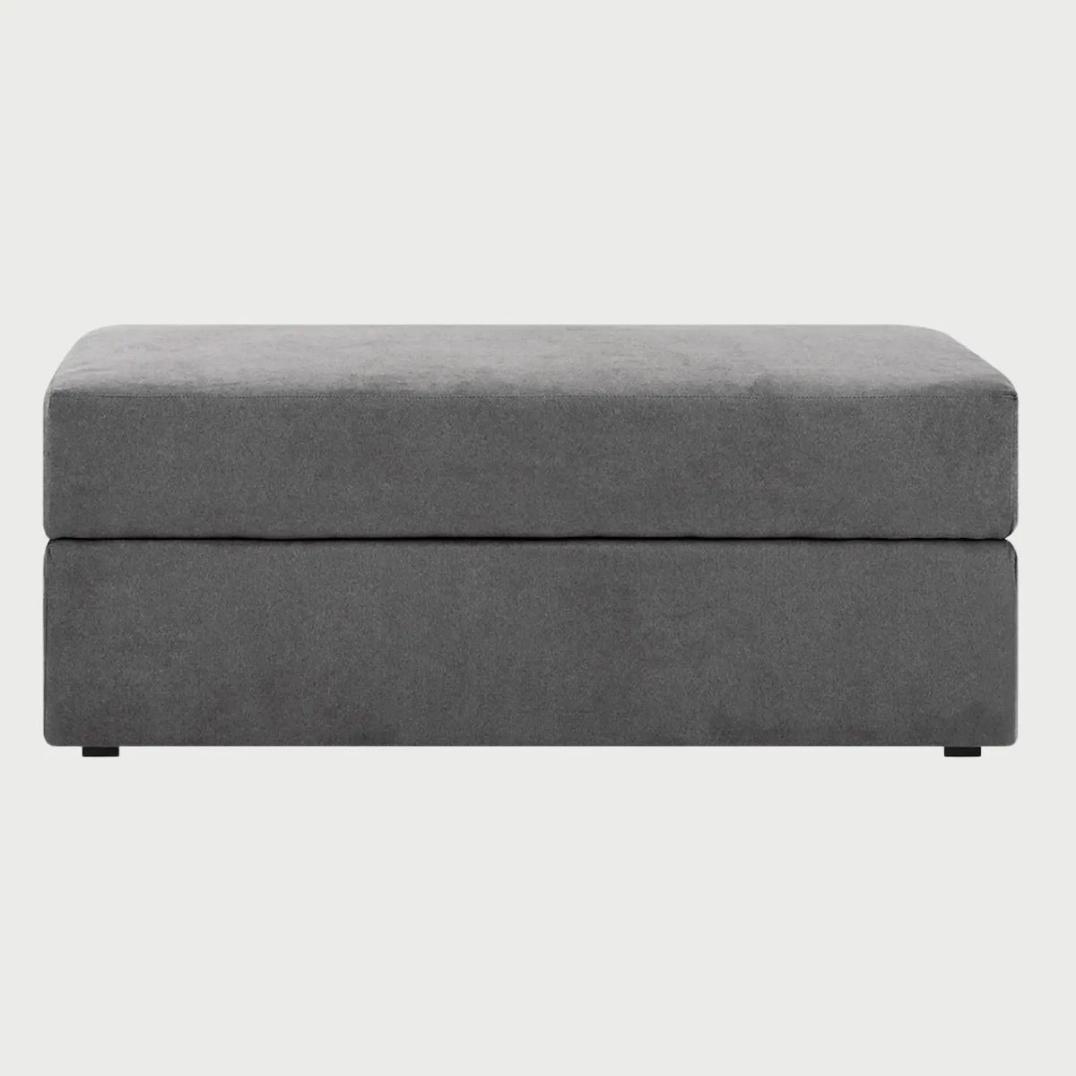 Vista frontal del taburete Amil en gris oscuro, destacando la sobriedad del tono profundo y la textura suave de su acabado textil.