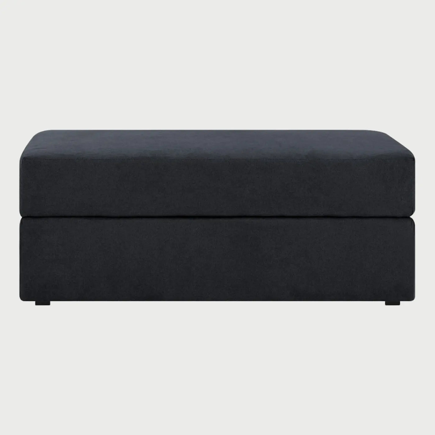 Vista frontal del taburete Amil en color negro, exhibiendo una silueta elegante y monocromática ideal para espacios contemporáneos.