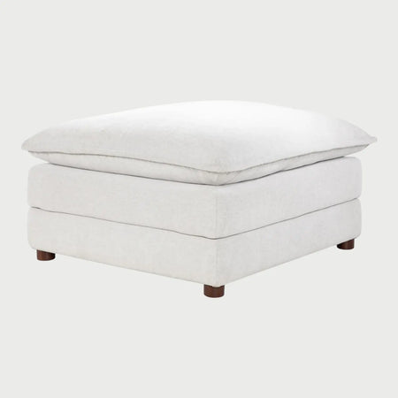 Vista frontal del taburete Andrea en color blanco, resaltando su estética limpia y luminosa que enfatiza el diseño de capas acolchadas y su estilo contemporáneo.