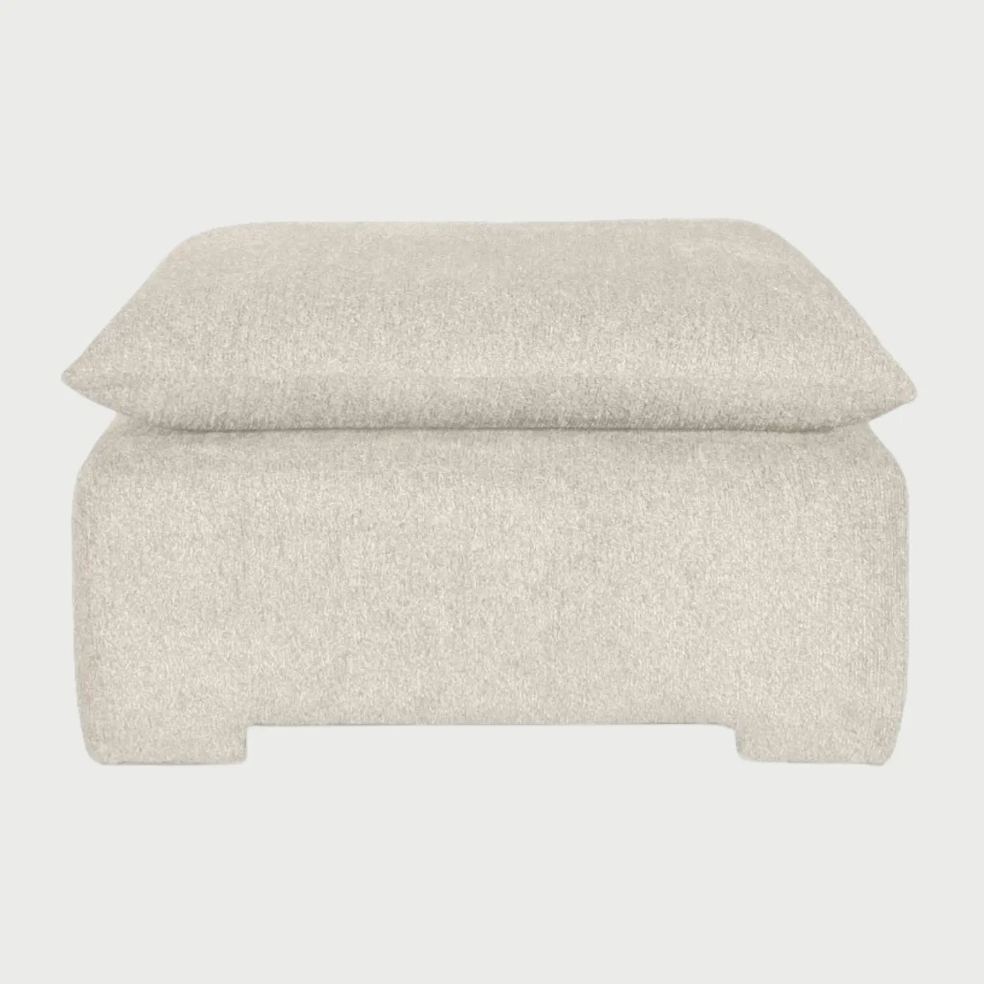 Vista frontal del taburete Ani en color blanco, resaltando el diseño de dos niveles con un generoso acolchado superior que invita al descanso en espacios modernos y luminosos.