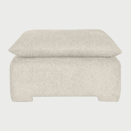 Vista frontal del taburete Ani en color blanco, resaltando el diseño de dos niveles con un generoso acolchado superior que invita al descanso en espacios modernos y luminosos.