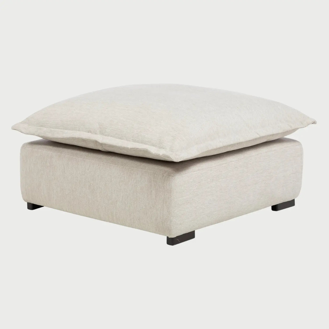 Vista frontal del taburete Emilia tapizado en tela color blanco hueso, compuesto por una base cuadrada sólida y un generoso cojín superior acolchado tipo pillow top con patas oscuras de perfil bajo.