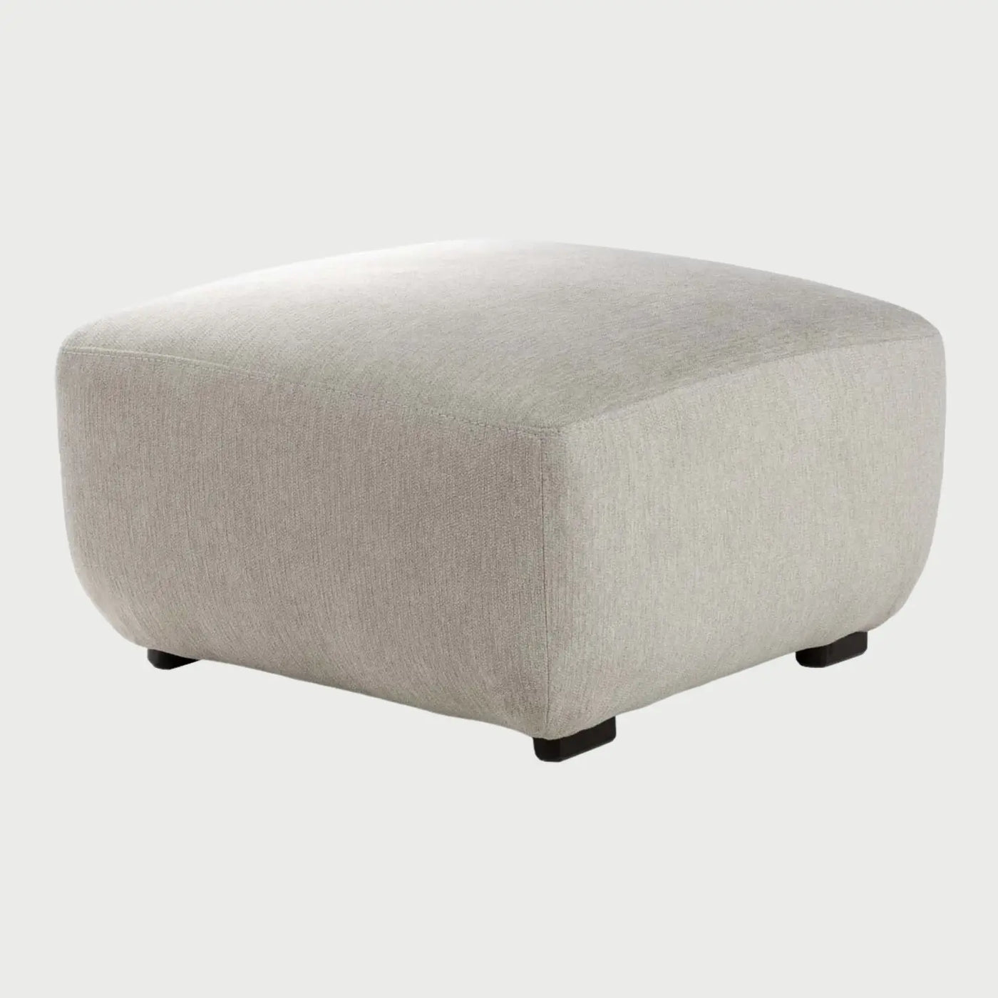 Vista frontal del taburete Kant en color blanco, destacando su diseño limpio y contemporáneo con patas cortas oscuras que elevan sutilmente el cuerpo volumétrico de la pieza.