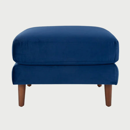 Vista frontal del taburete Levanto en color azul, con un asiento acolchado de diseño cuadrado y patas de madera en acabado nogal oscuro.